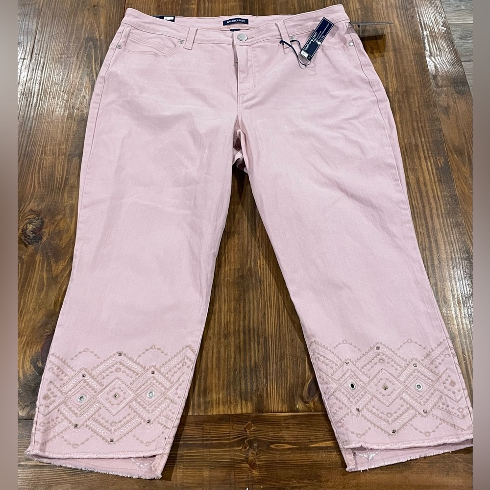 Bandolino “Lisbeth Curvy Capris” size 16 NWT